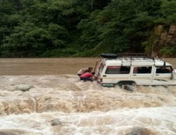 लोनिवि द्वारा बना पुल डेढ़ वर्ष में फिर टूटा, बीच नदी में अटका मैक्स वाहन, सभी सुरक्षित 2 Hello Uttarakhand News »