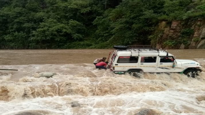 लोनिवि द्वारा बना पुल डेढ़ वर्ष में फिर टूटा, बीच नदी में अटका मैक्स वाहन, सभी सुरक्षित 1 लोनिवि द्वारा बना पुल डेढ़ वर्ष में फिर टूटा, बीच नदी में अटका मैक्स वाहन, सभी सुरक्षित 1 Hello Uttarakhand News »