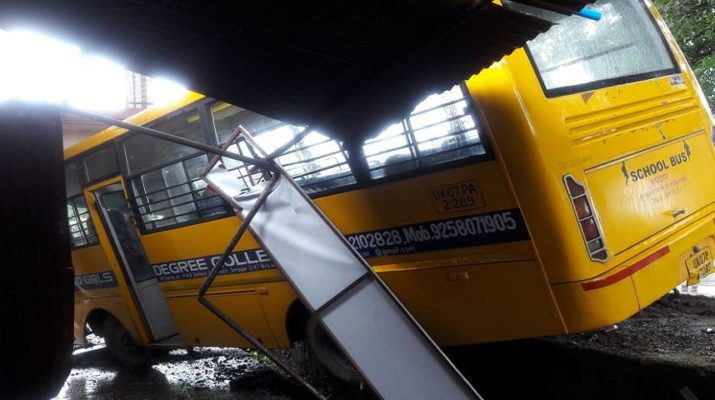 स्कूल बस पलटने से 3 विद्यार्थी घायल, टला बड़ा हादसा 1 Hello Uttarakhand News »