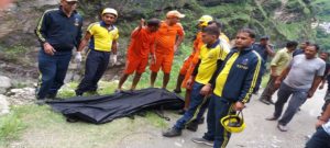 वाहन दुर्घटना के बाद दूसरे दिन मिला एक शव, अभी भी दो लापता 2 वाहन दुर्घटना के बाद दूसरे दिन मिला एक शव, अभी भी दो लापता 2 Hello Uttarakhand News »