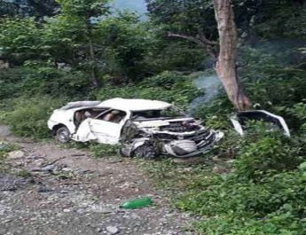 ऋषिकेश में कार खाई में गिरी, एक महिला की मौत, 10 लोग घायल 5 Hello Uttarakhand News »
