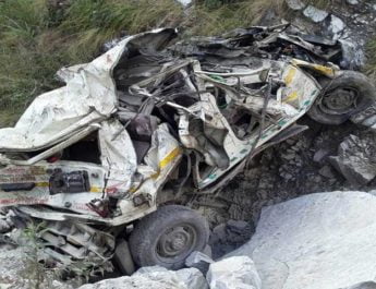 उत्तराखंड: गहरी खाई में गिरा वाहन, एक की मौत, एक घायल 2 Hello Uttarakhand News »