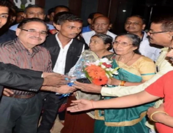 हल्द्वानी पहुंचीं पीएम मोदी की पत्नी जशोदा बेन, हफ्ते भर के भ्रमण पर रहेंगी 2 Hello Uttarakhand News »