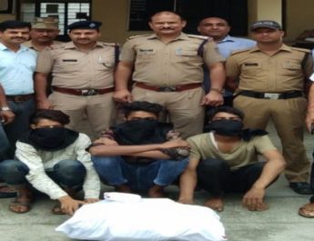 दुकान का शटर तोड़ लाखों का सामान उड़ाने वाले चोर चढ़े पुलिस के हत्थे.. 3 Hello Uttarakhand News »