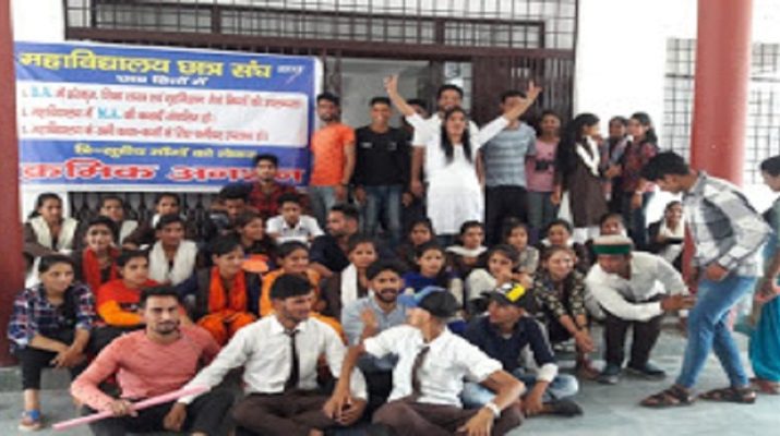 5 दिनों से लगातार अनशन पर बैठे छात्र-छात्राएं, भूख हड़ताल की दी चेतावनी 1 Hello Uttarakhand News »