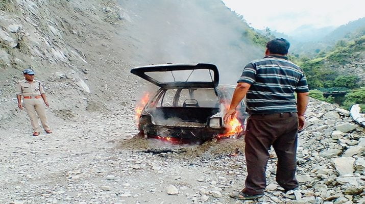 देखते ही देखते धू-धू जलकर राख हुई कार, एक ही परिवार के 5 लोग थे सवार 1 Hello Uttarakhand News »
