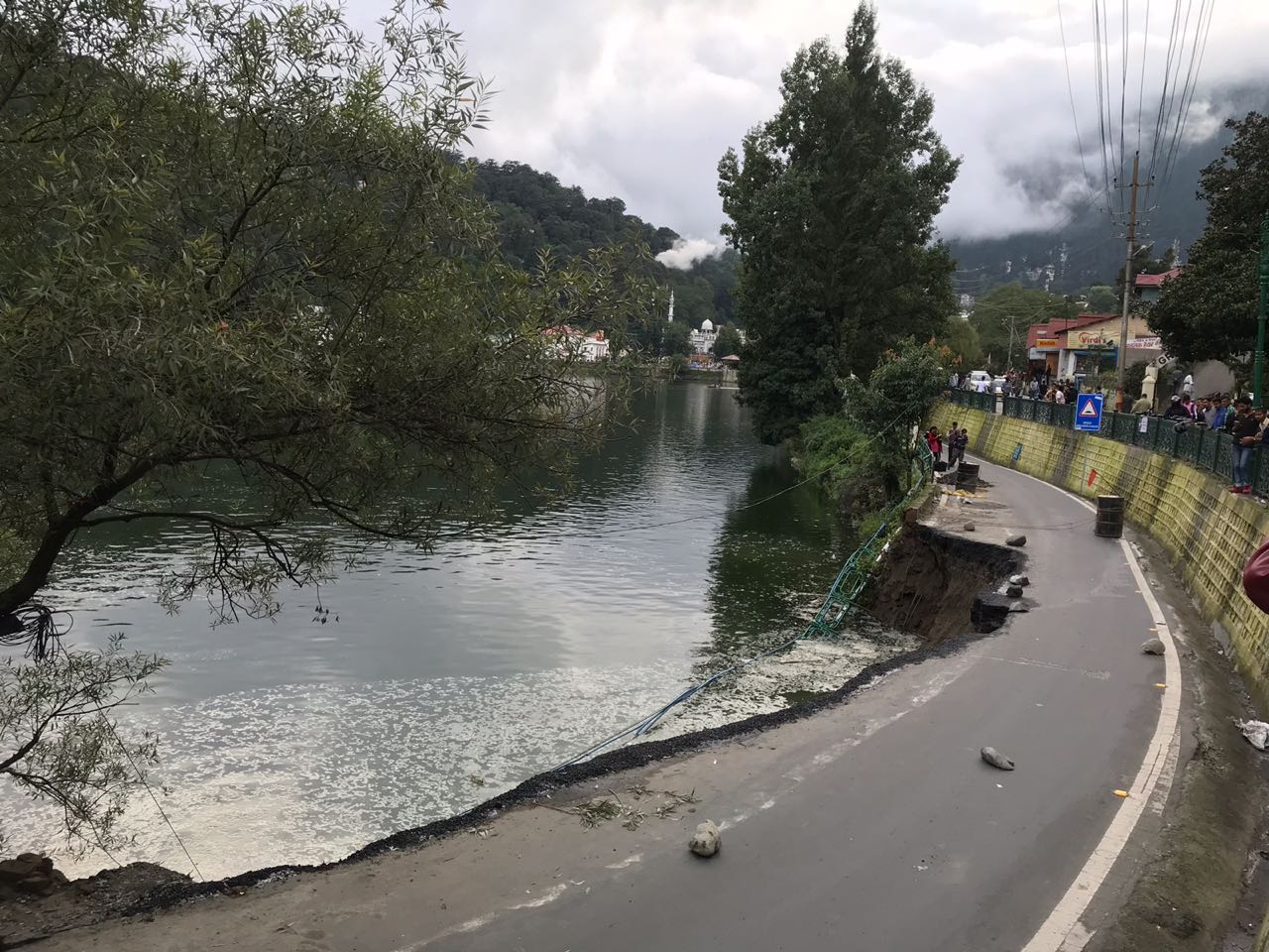 नैनीझील में समाई माल रोड, वाहनों की आवाजाही बंद 3 Hello Uttarakhand News »