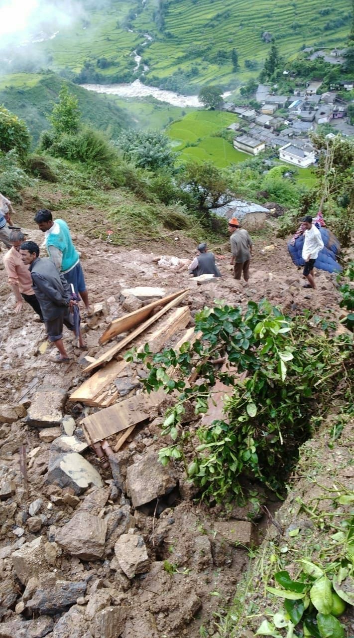 भूस्खलन से मलबे में दफन हुए एक ही परिवार के 8 लोग, 3 शव बरामद 3 भूस्खलन से मलबे में दफन हुए एक ही परिवार के 8 लोग, 3 शव बरामद 3 Hello Uttarakhand News »