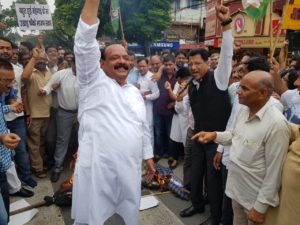 पैट्रोल-डीजल व रसोई गैस की आसमान छूती कीमतों के खिलाफ कांग्रेस का प्रदर्शन 3 Hello Uttarakhand News »