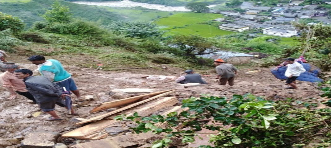भूस्खलन से मलबे में दफन हुए एक ही परिवार के 8 लोग, 3 शव बरामद 2 भूस्खलन से मलबे में दफन हुए एक ही परिवार के 8 लोग, 3 शव बरामद 2 Hello Uttarakhand News »