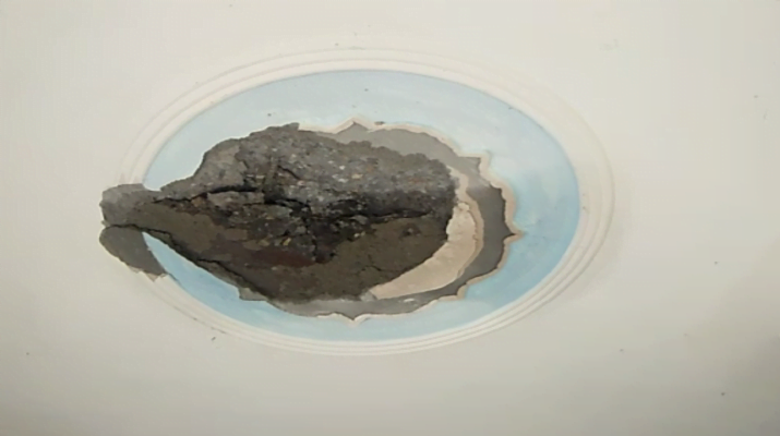 घर पर गिरी आकाशीय बिजली, छत टूटने सहित कई उपकरण हुए ख़राब 1 Hello Uttarakhand News »