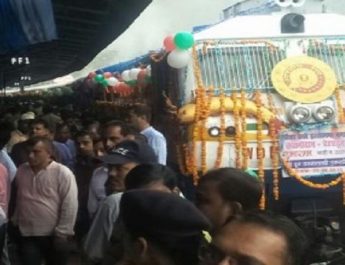 रेलवे मंत्री पीयूष गोयल ने ‘नैनी दून जनशताब्दी एक्सप्रेस’ को हरी झंडी दिखाकर किया रवाना 2 Hello Uttarakhand News »