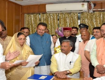 थराली विस सीट से उपचुनाव में निर्वाचित विधायक मुन्नी देवी ने ली शपथ 3 Hello Uttarakhand News »