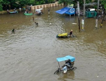 केरल में बाढ़ से भारी तबाही, अबतक 29 लोगों की मौत, 50 हजार से ज्यादा लोग बेघर 3 Hello Uttarakhand News »