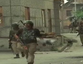 सुरक्षाबलों और आतंकियों के बीच मुठभेड़, 1 जवान शहीद, आतंकियों के दो सहयोगी गिरफ्तार 4 Hello Uttarakhand News »