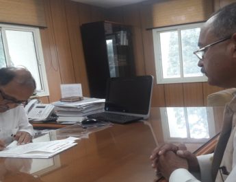 टेंडर प्रकाशन में पारदर्शिता लाने ले लिए रघुनाथ नेगी ने मुख्य सचिव को सौंपा ज्ञापन 5 Hello Uttarakhand News »