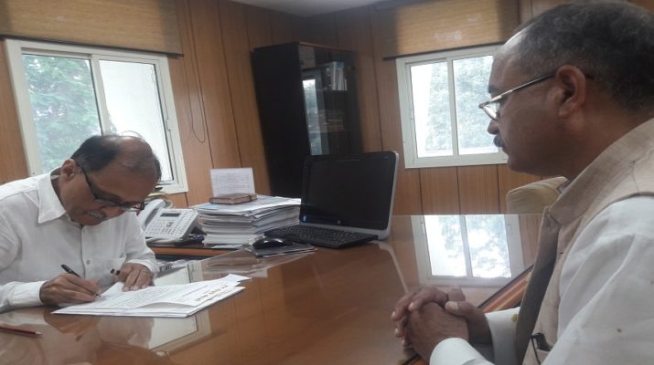 टेंडर प्रकाशन में पारदर्शिता लाने ले लिए रघुनाथ नेगी ने मुख्य सचिव को सौंपा ज्ञापन 1 Hello Uttarakhand News »