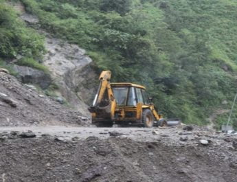 भारी वर्षा के कारण सैकड़ो गाडियाँ कैम्पटी में फंसी रही 4 Hello Uttarakhand News »