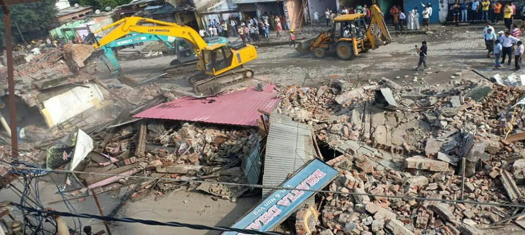 प्रेमनगर में अतिक्रमण हटाते वक्त पुलिस और व्यापारियों में तीखी नोंकझोंक, हल्का बल प्रयोग 2 Hello Uttarakhand News »