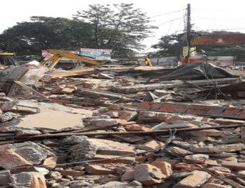 प्रेमनगर में अतिक्रमण हटाते वक्त पुलिस और व्यापारियों में तीखी नोंकझोंक, हल्का बल प्रयोग 4 Hello Uttarakhand News »