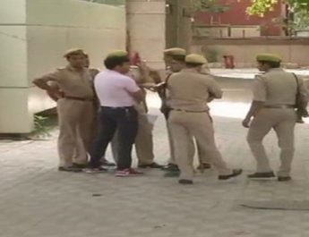 पीएनबी में बदमाशों ने की लूट की कोशिश, दो सुरक्षागार्डों को उतारा मौत के घाट 3 Hello Uttarakhand News »