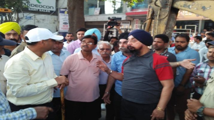 13वें दिन भी जोर शोर से चला अतिक्रमण हटाओ अभियान 1 13वें दिन भी जोर शोर से चला अतिक्रमण हटाओ अभियान 1 Hello Uttarakhand News »