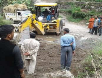 भवान मोटर मार्ग के हालात बदहाल, ग्रामीण परेशान 2 Hello Uttarakhand News »