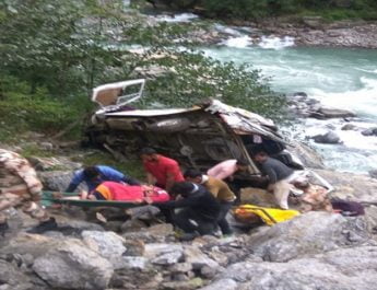 गहरी खाई में गिरा गंगोत्री दर्शन कर लौट रहा टैंपो ट्रैवलर, कुछ यात्रियों के मौत की सूचना 3 Hello Uttarakhand News »