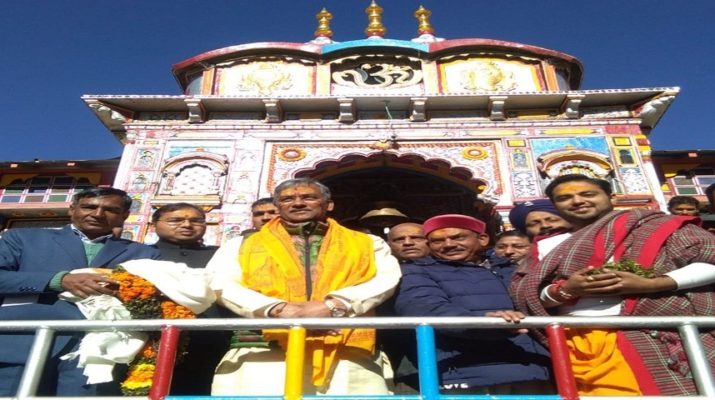 बदरीनाथ धाम पहुंचे सीएम त्रिवेंद्र सिंह रावत, निर्माण कार्यों की ली जानकारी 1 Hello Uttarakhand News »