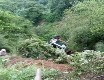 जम्मू-कश्मीर के रामबन में खाई में गिरी बस, 15 की मौत, कई घायल 4 Hello Uttarakhand News »