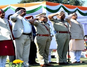 देहरादून में पुलिस स्मृति परेड आयोजित, शहीद पुलिस व अर्द्धसैन्य बलों के परिजनों को सीएम ने किया सम्मानित 6 Hello Uttarakhand News »