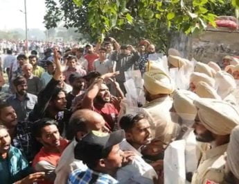 अमृतसर रेल हादसा: पंजाब में मचा बवाल, प्रदर्शनकारियों का पुलिस पर पथराव, कई घायल 4 Hello Uttarakhand News »