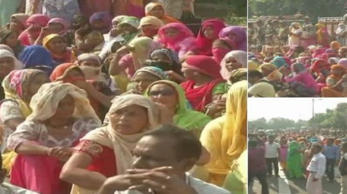 कूड़े के ढेर में तब्दील हुई दिल्ली की सड़कें, कई मांगों को लेकर हड़ताल पर सफाई कर्मचारी 1 कूड़े के ढेर में तब्दील हुई दिल्ली की सड़कें, कई मांगों को लेकर हड़ताल पर सफाई कर्मचारी 1 Hello Uttarakhand News »