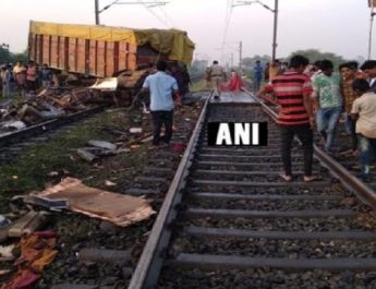 बैरियर तोड़ राजधानी एक्सप्रेस से जा टकराया ट्रक, पटरी से उतरे दो कोच, ट्रक ड्राइवर की मौत 2 Hello Uttarakhand News »