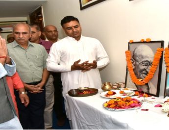 मुख्यमंत्री ने राष्ट्रपिता महात्मा गांधी एवं पूर्व प्रधानमंत्री लालबहादुर शास्त्री को दी श्रद्धांजलि 2 Hello Uttarakhand News »