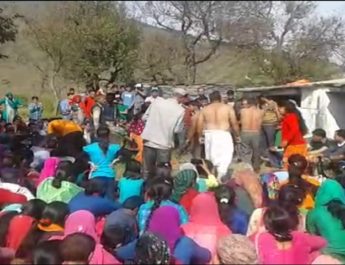 नवरात्रि पर थत्यूड के सिद्ध पीठ मां राजराजेश्वरी देवी मंदिर में उमड़ी भक्तों की भीड़ 3 Hello Uttarakhand News &raquo;