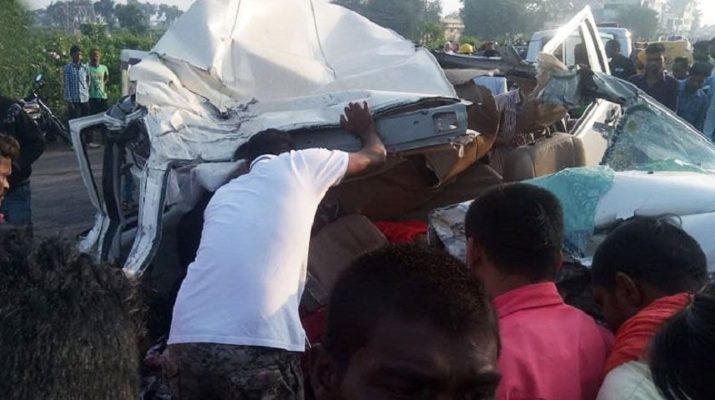 खाई में गिरा मैक्स वाहन, चार लोगों की मौके पर ही मौत 1 Hello Uttarakhand News »