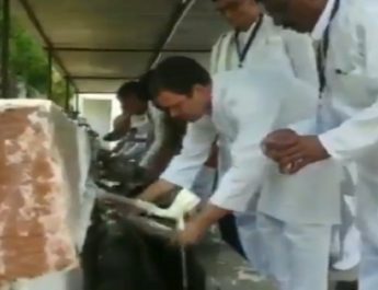 खाने के बाद राहुल और सोनिया गांधी ने खुद धोई प्लेटें, वीडियो वायरल 3 Hello Uttarakhand News »