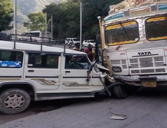 ट्रक से टकराया शिक्षकों का वहान, 8 शिक्षिकाएं  घायल  3 Hello Uttarakhand News »