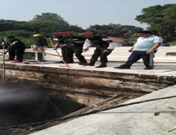 रुड़की कैंट के लालकुर्ती सैपर्स बाजार में लगी भयानक आग, सेना के जवानों ने किया आग को काबू 2 Hello Uttarakhand News »