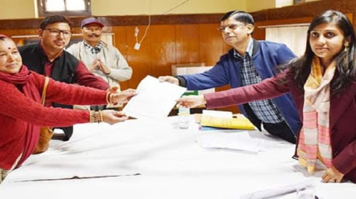 पूरी ताकत के बाद भी जिला पंचायत सीट नहीं बचा पायी भाजपा, कांग्रेस ने मारी बाजी 1 पूरी ताकत के बाद भी जिला पंचायत सीट नहीं बचा पायी भाजपा, कांग्रेस ने मारी बाजी 1 Hello Uttarakhand News »