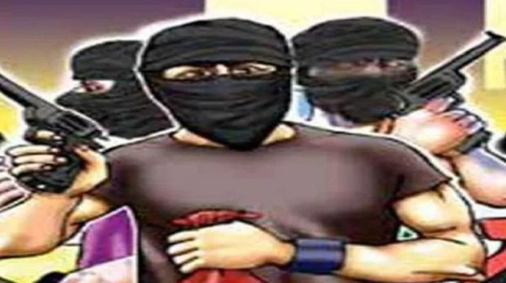 लूट की योजना बनाते हुए तीन बदमाशों को पुलिस ने किया गिरफ्तार, कई अवैध हथियार भी बरामद 1 Hello Uttarakhand News »