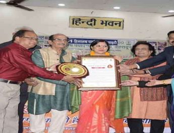 12 घंटे गढ़वाली-कुमाऊंनी गीत गाकर बनाया रिकॉर्ड, मिला ‘उत्तराखंड कोकिला गौरव सम्मान’ 4 Hello Uttarakhand News »