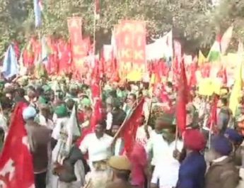 कर्ज माफी के लिए हजारों की तादाद में किसानों का प्रदर्शन, संसद भवन तक जाएंगे किसान 3 Hello Uttarakhand News »