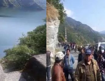 झील में समाया ट्रक, चार लोग लापता, एक जीवित 3 Hello Uttarakhand News »