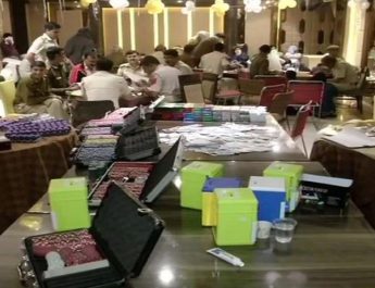 पुलिस की गिरफ्त में जुए का बड़ा रैकेट, 2.27 करोड़ रु के साथ 100 लोग गिरफ्तार 2 Hello Uttarakhand News »