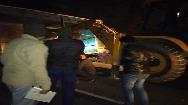 बद्रीनाथ हाईवे पर पलटा ट्रक, एक की मौत, 3 घायल 1 बद्रीनाथ हाईवे पर पलटा ट्रक, एक की मौत, 3 घायल 1 Hello Uttarakhand News »