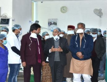 पौड़ी में आग की घटना की पीडिता से एम्स ऋषिकेश में मिले सीएम त्रिवेन्द्र रावत 5 Hello Uttarakhand News »