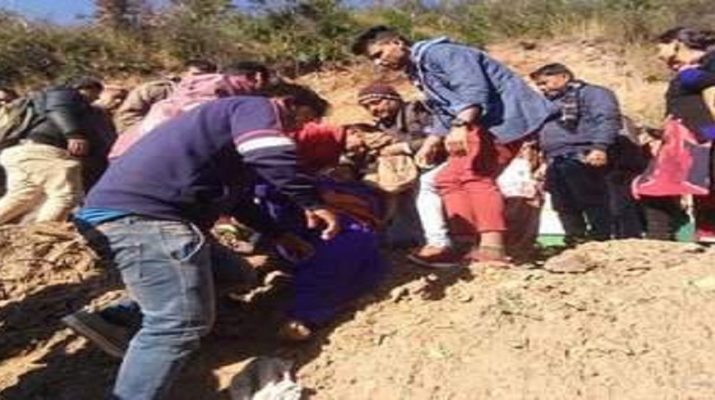 खाई में गिरी स्कूली बच्चों से भरी मैक्स, 14 घायल, 1 की मौत 1 Hello Uttarakhand News »