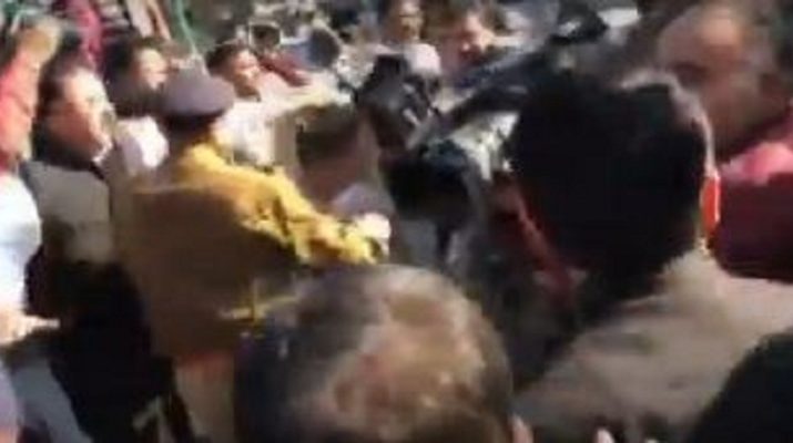 भाजपा कार्यकर्ताओं की दबंगई, महिला पुलिसकर्मी को जड़ा थप्पड़, जल्द होगी कार्यवाही 1 Hello Uttarakhand News »